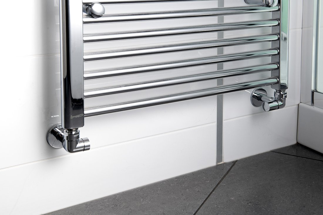 Sapho CORNER SIMPLY připojovací sada ventilů triaxiální, pravé provedení, chrom, připojená k topnému žebříku