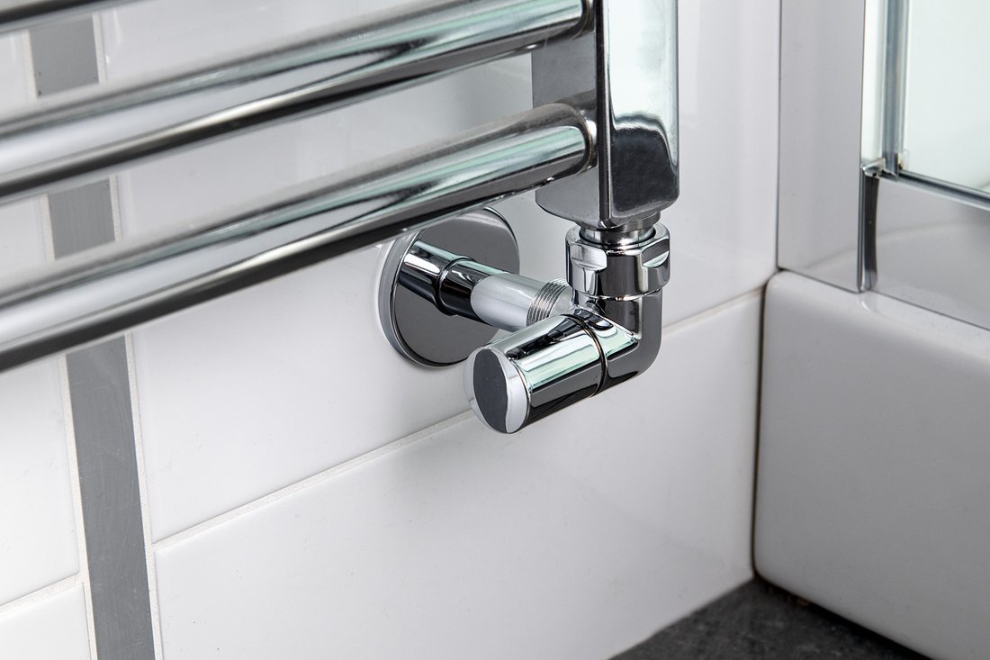Sapho CORNER SIMPLY připojovací sada ventilů triaxiální, pravé provedení, chrom, připojená k topnému žebříku