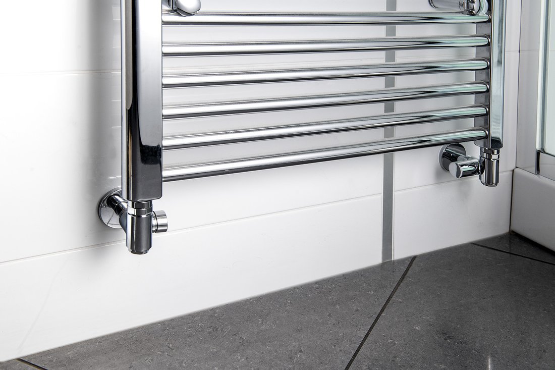 Sapho CORNER COMBI SIMPLY připojovací sada ventilů triaxiální, pravé provedení, chrom, připojená k topnému žebříku
