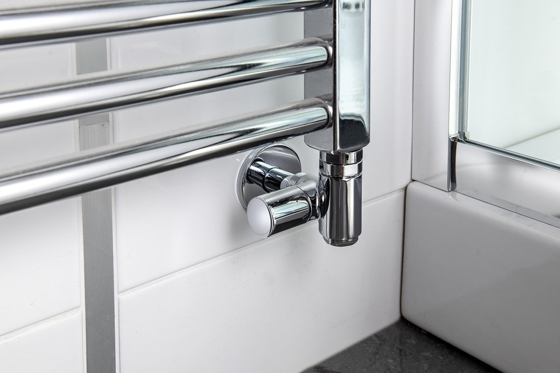 Sapho CORNER COMBI SIMPLY připojovací sada ventilů triaxiální, pravé provedení, chrom, připojená k topnému žebříku